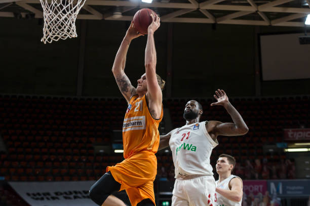 层对他有着 层对他有着